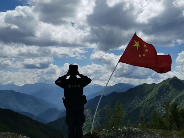 党旗在抗疫一线高高飘扬行走在高山上守护在国界旁