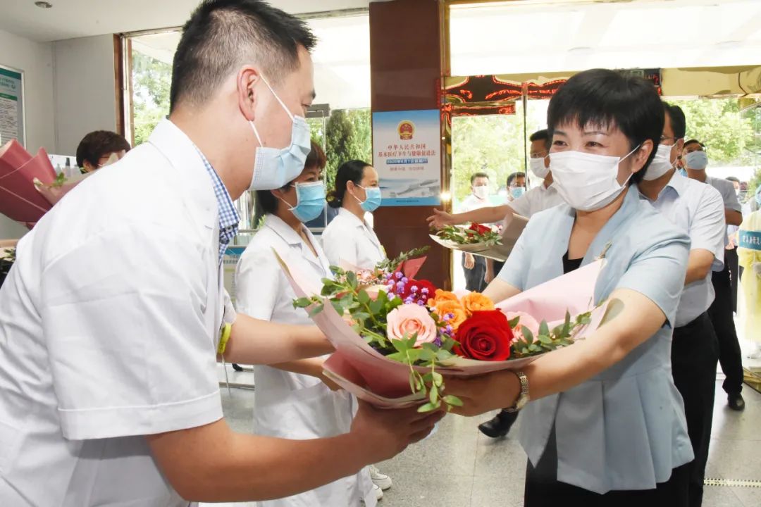 泰州发布在海陵区京泰路街道社区卫生服务中心,万闻华向基层医务工作