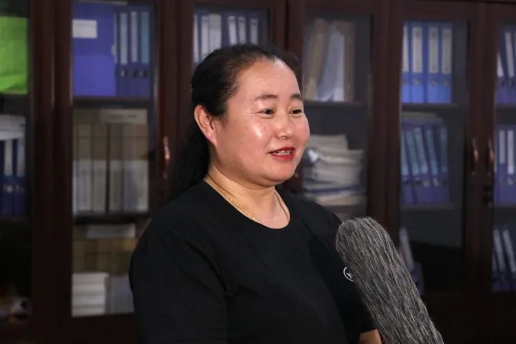 旗第一中学教师 王秀英:作为一名语文教师,我特别希望每一个孩子都能