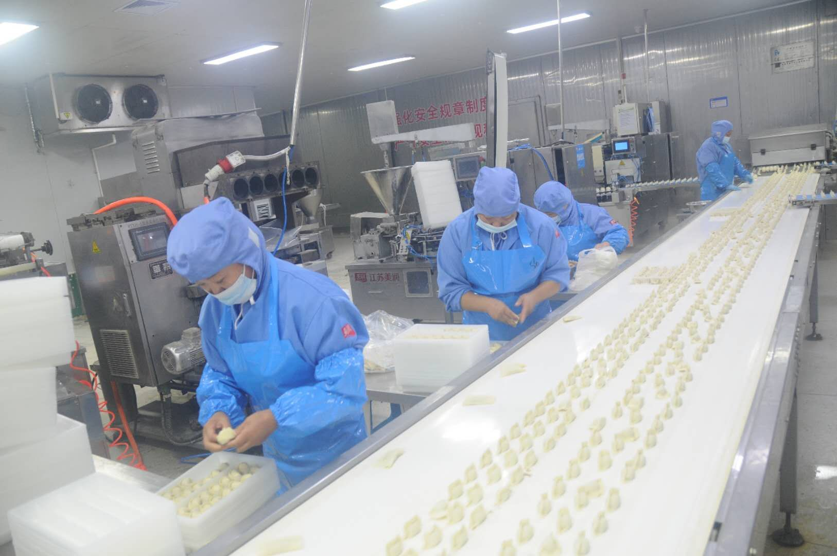 润食品有限公司生产车间里看到:一排排全自动水饺生产线在不停地运转