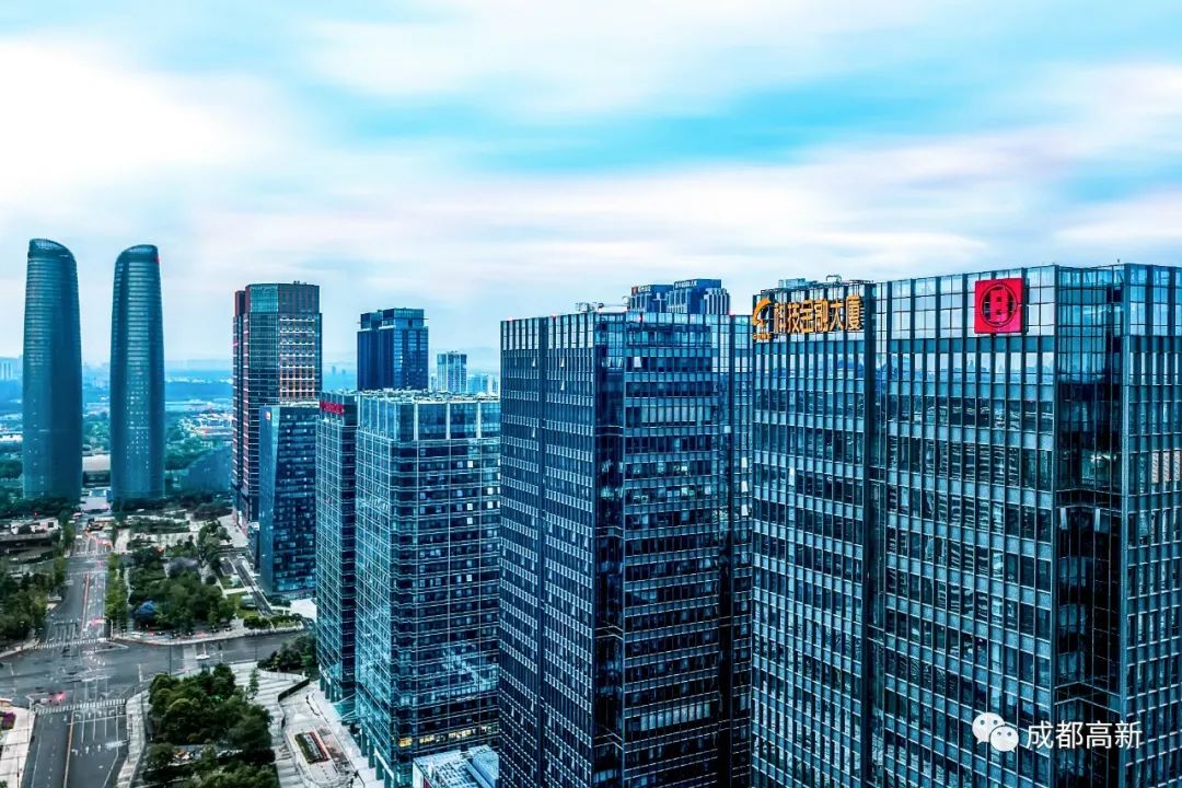 交子大道两旁,悠方,摩方,环宇荟等商业综合体林立,交子大道在金融与