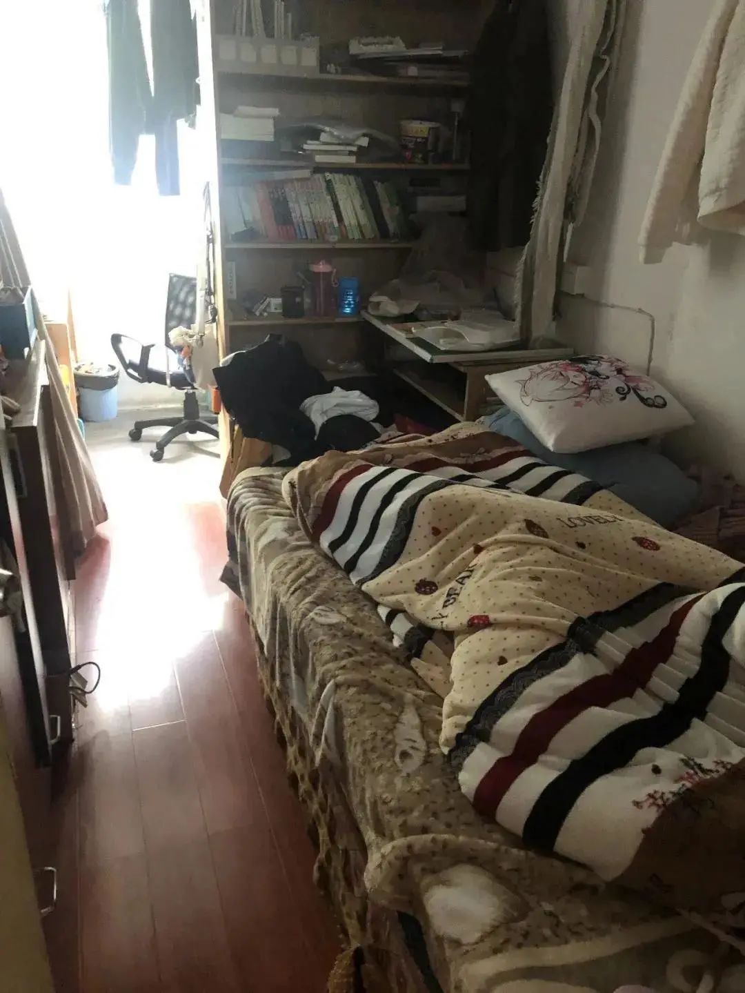 改造前的卧室,书架连着书桌和床,拥挤而杂乱