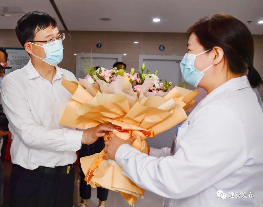 市委书记陈之常给医务工作者送上鲜花和祝福!