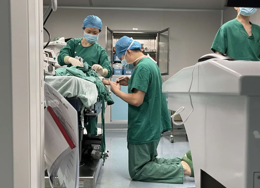 卢文锋正在为一个将要行腹腔镜胆总管囊肿切除术的患儿行动脉穿刺术