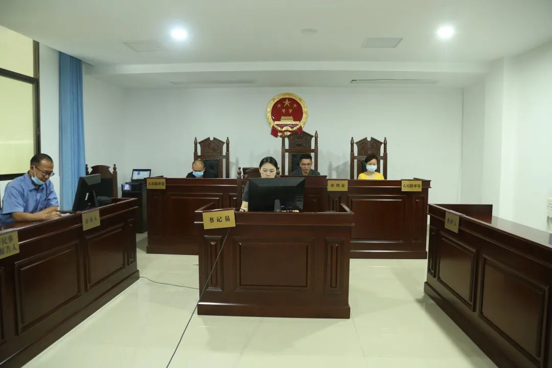 法院                     8月19日上午,吉首市人民法院九号审判庭内