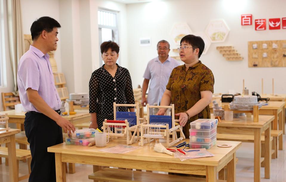 怀远县教体局四级调研员杨连珍一行走进怀远双语实验学校开展实地调研