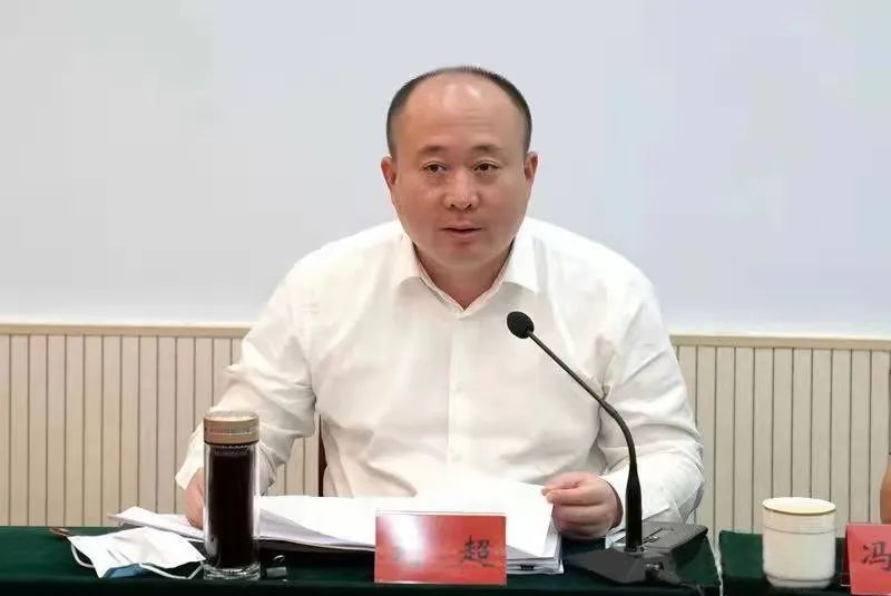 区政府区长刘超传达了张家口市第十二次党代会和武卫东同志参加万全区