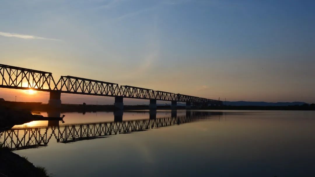 中俄兩國首座跨江鐵路大橋 ——同江中俄黑龍江鐵路大橋實現鋪軌貫通