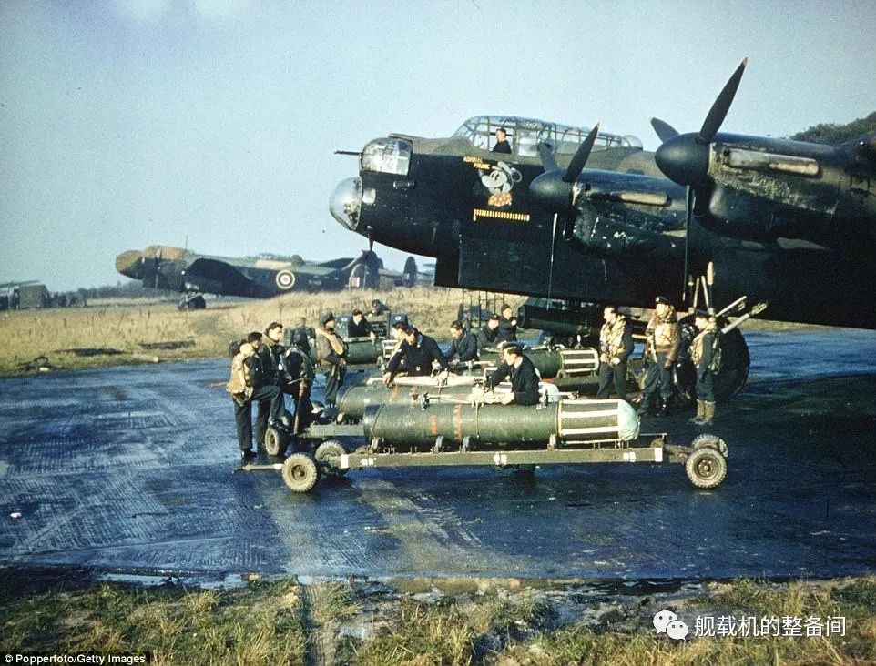 机头涂着米老鼠的英国皇家空军的兰开斯特轰炸机准备装载空投水雷
