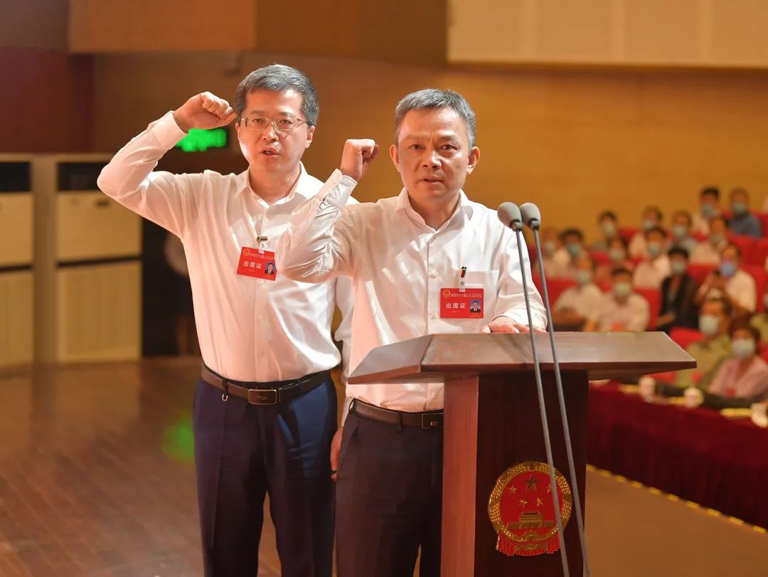 会议以无记名投票方式,选举操龙灿为市人民政府市长,项跃文为市监察