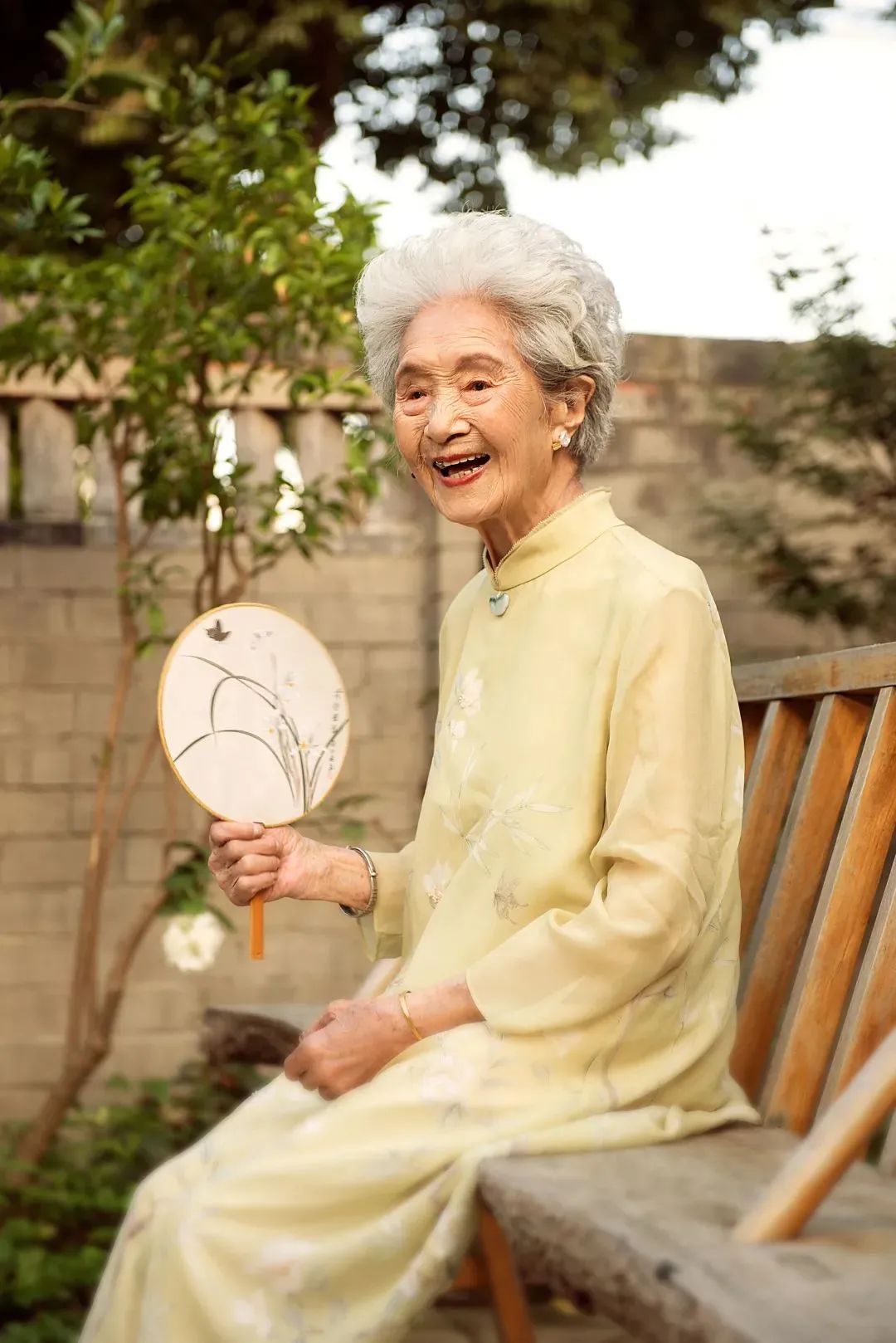 这是我见过最体面的65岁奶奶：白发微卷，仪态端庄，真正优雅老去