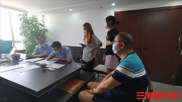 17岁女孩应聘兼职舞蹈演员,却被安排陪酒跳“艳舞” 17岁女孩应聘兼职舞蹈演员,却被安排陪酒跳“艳舞”