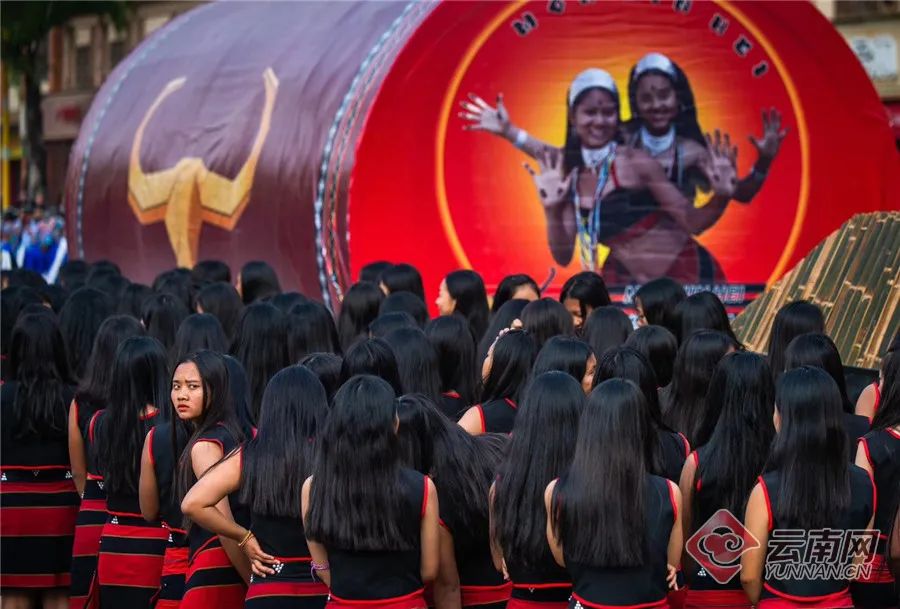 少女排成横排先散开长发,轻摇身体歌唱然后相互紧挽双臂反复甩发歌舞