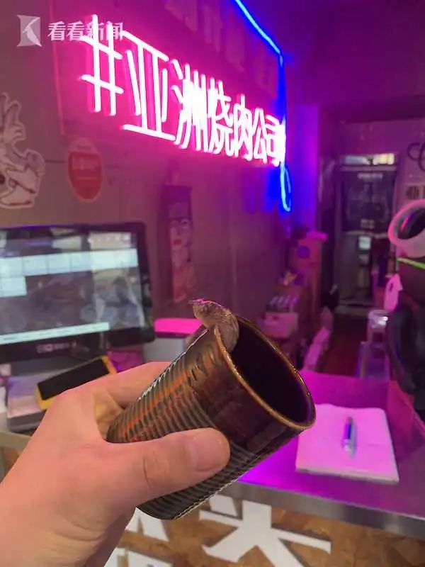 上海一男子在连锁烤肉店就餐时吃出活鼻涕虫,该店被责令整改 上海一男子在连锁烤肉店就餐时吃出活鼻涕虫,该店被责令整改