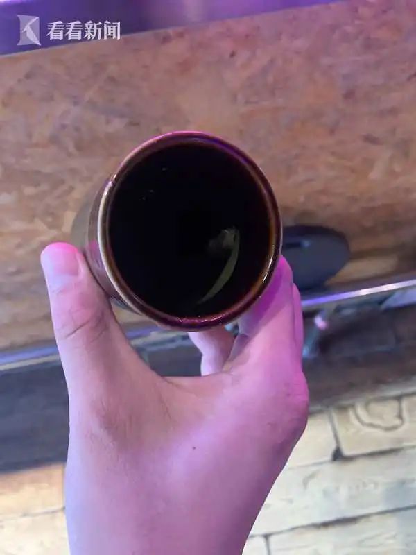 上海一男子在连锁烤肉店就餐时吃出活鼻涕虫,该店被责令整改 上海一男子在连锁烤肉店就餐时吃出活鼻涕虫,该店被责令整改