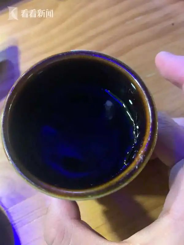 上海一男子在连锁烤肉店就餐时吃出活鼻涕虫,该店被责令整改 上海一男子在连锁烤肉店就餐时吃出活鼻涕虫,该店被责令整改