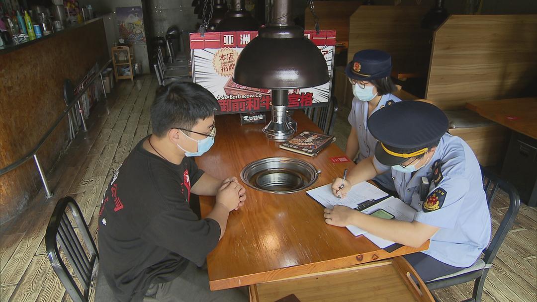 上海一男子在连锁烤肉店就餐时吃出活鼻涕虫,该店被责令整改 上海一男子在连锁烤肉店就餐时吃出活鼻涕虫,该店被责令整改