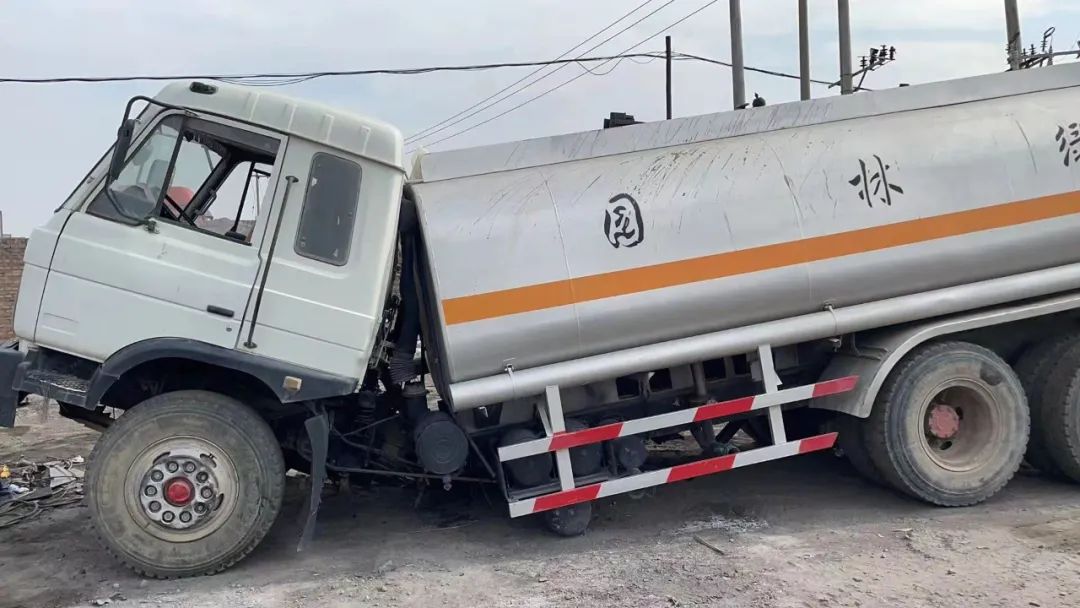 警方行动交警监拆三辆报废洒水车净化道路交通秩序除隐患