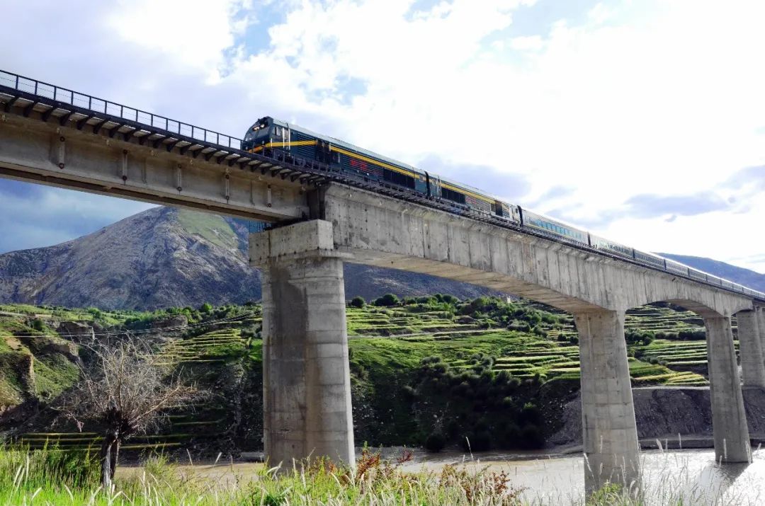 火車經過雅魯藏布江一號特大橋 拉林鐵路 lhasa-nyingchi railway vol