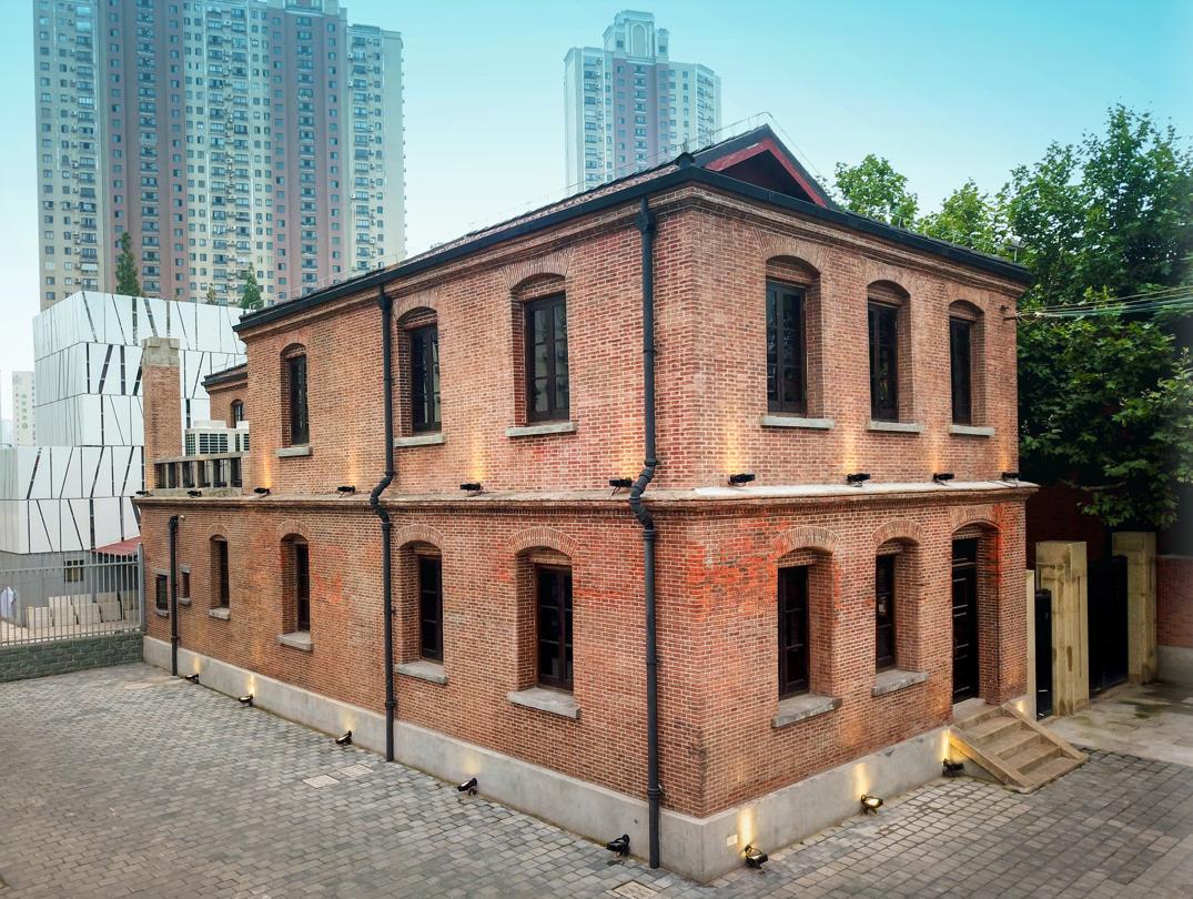 如今哈尔滨路290号已经恢复外墙红砖清水墙,砖砌拱圈窗洞,特色木门窗