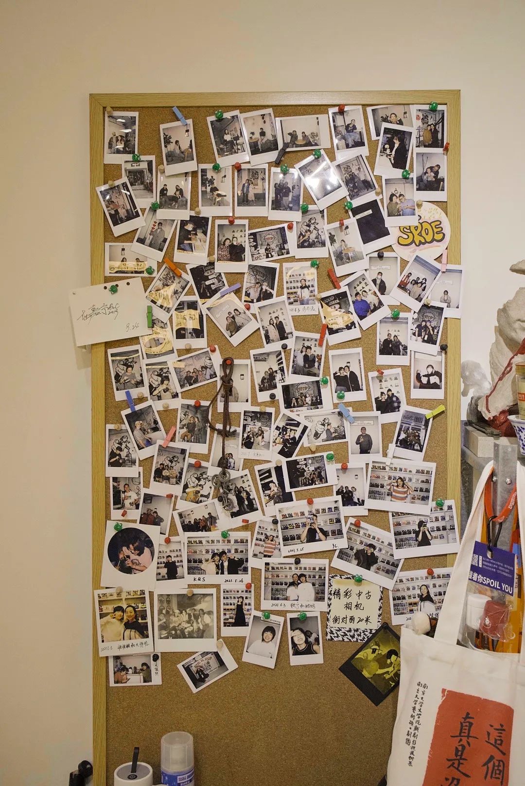 整面拍立得墙,全是大仙跟她的朋友们,10来个平方的空间里,全是因为