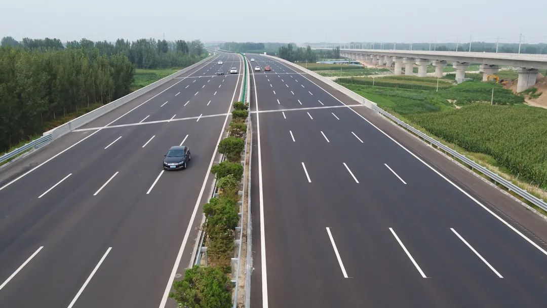 菏泽首条八车道高速公路正式通车