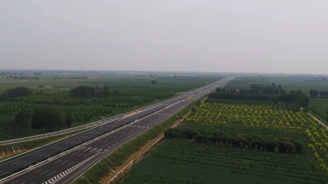 菏泽首条八车道高速公路正式通车