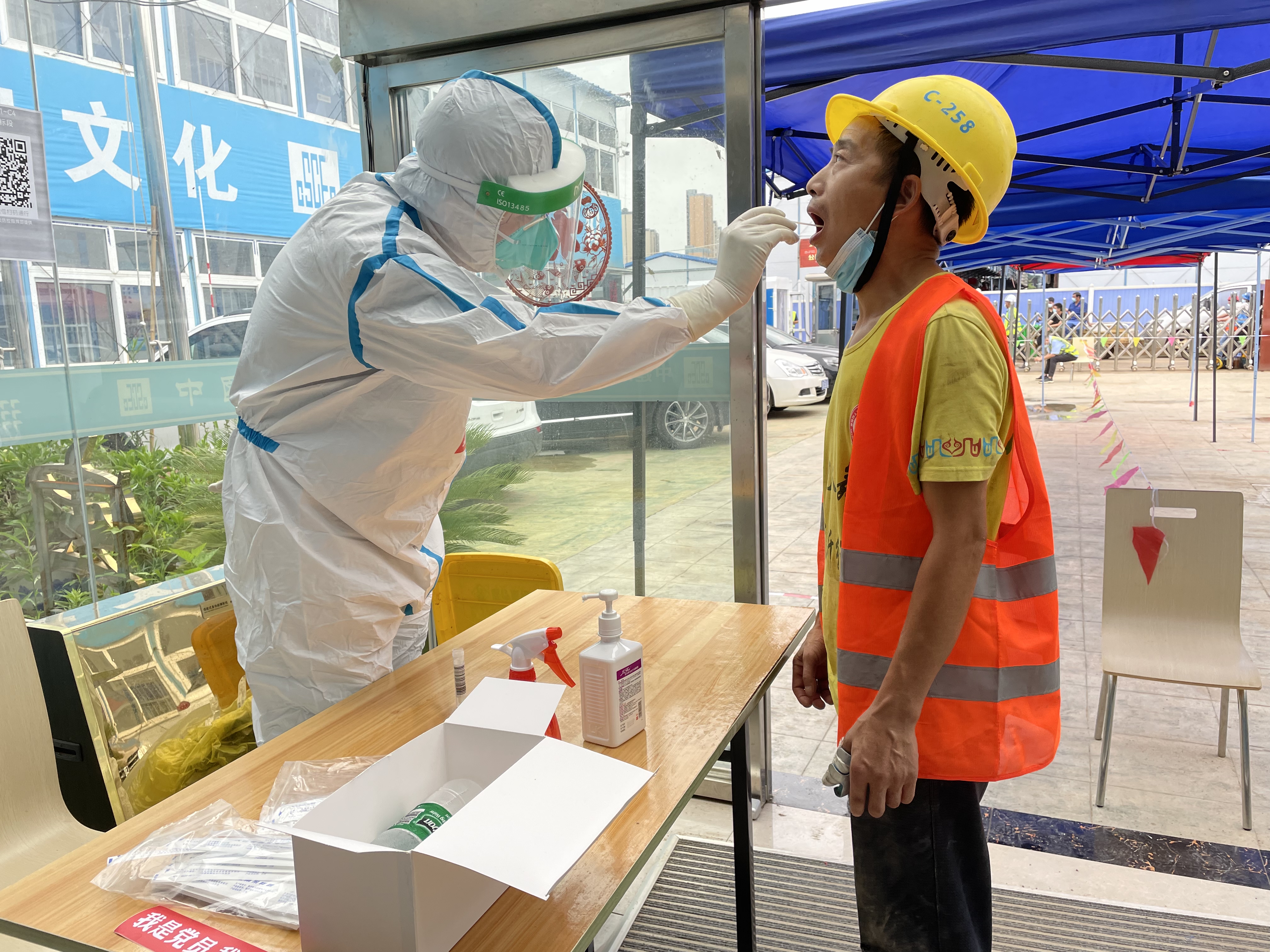 今天(21日)上午,江夏區大橋新區,一支特殊的核酸採集工作隊定點投放到