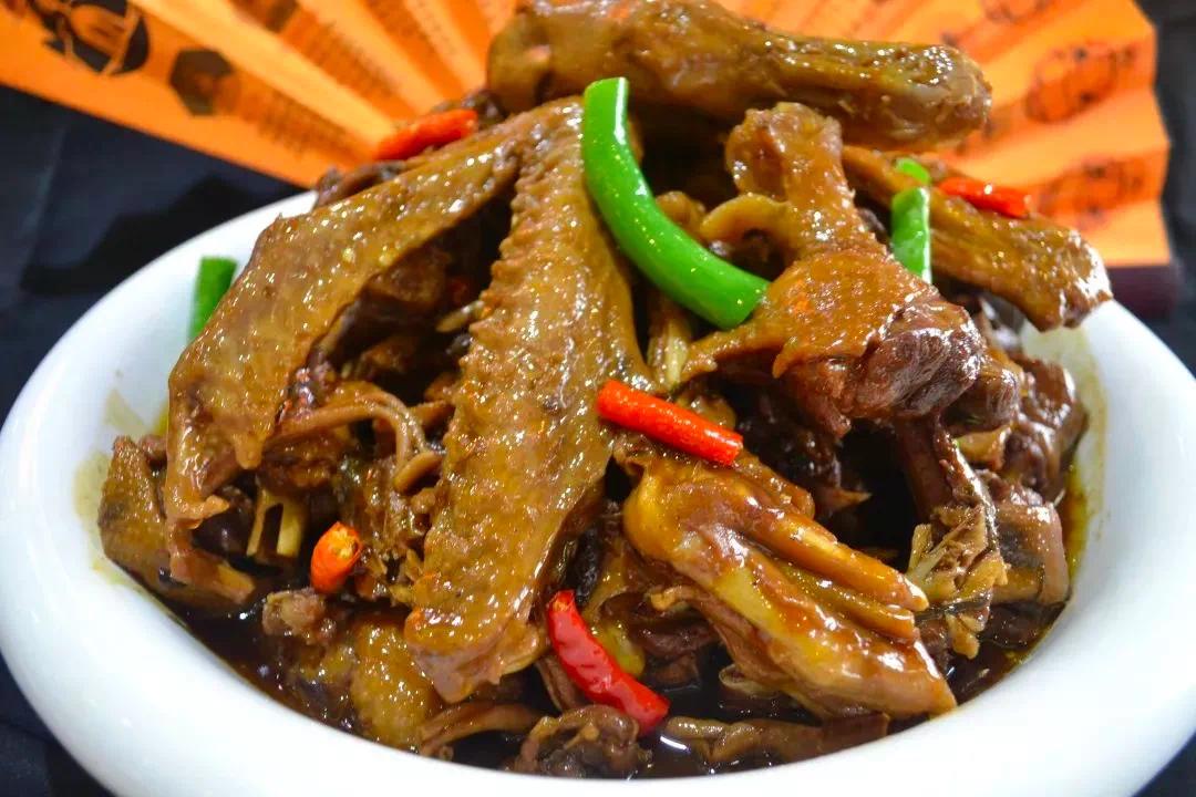 红烧老鹅是一道比较传统的经典菜肴,它的主要材料就是鹅肉.