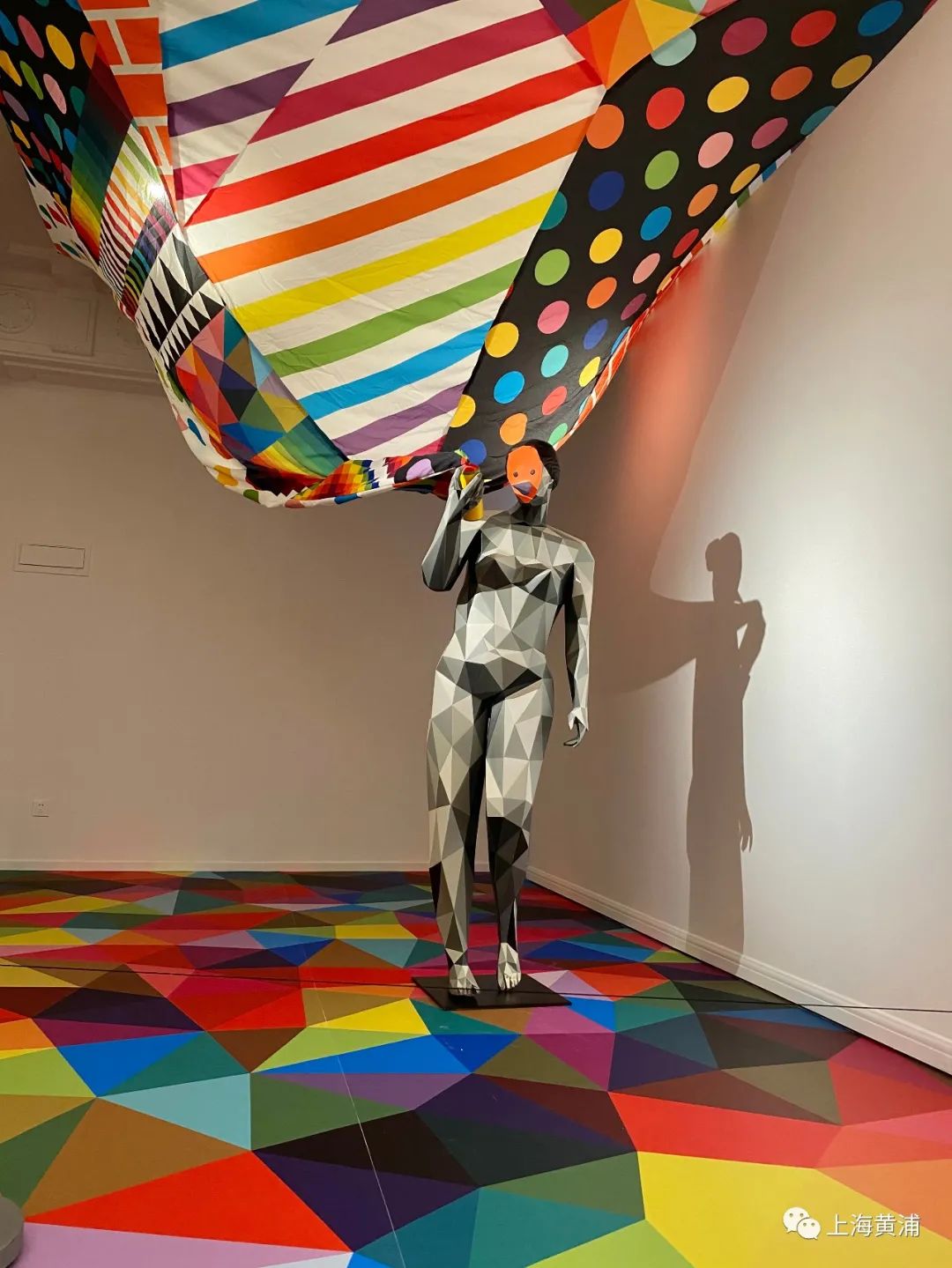 他在外滩百年建筑里藏了一道彩虹看西班牙艺术家玩转色彩几何