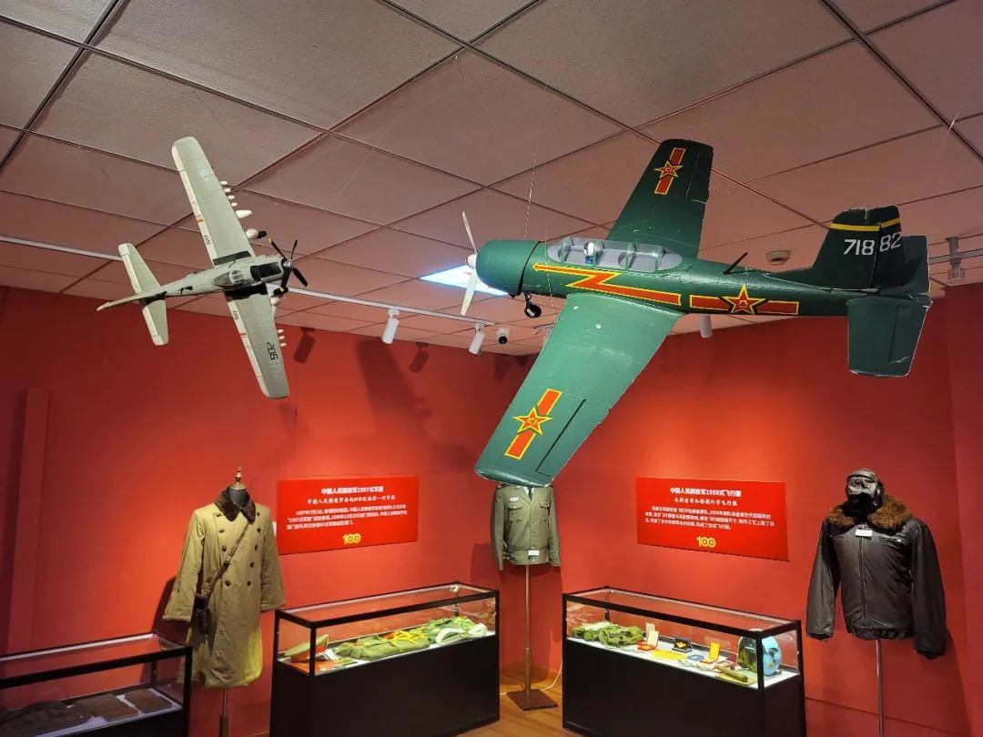 本次军事收藏品展览,通过对历代制式军服,配饰及其他军品背后红色精神