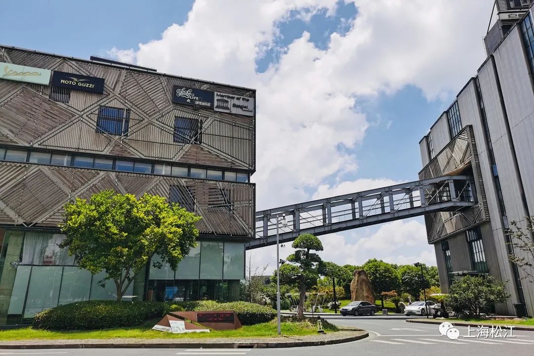 早在十多年前,位于沈砖公路6000号的创异工房就经历了工业项目用地到