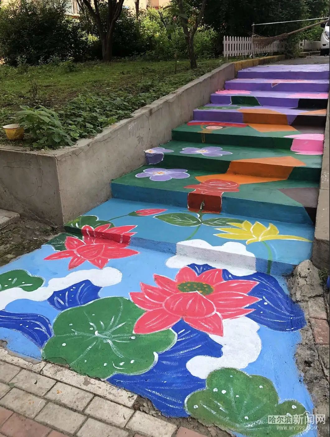 彩绘楼梯踏步美化小区环境这位老先生又出手了