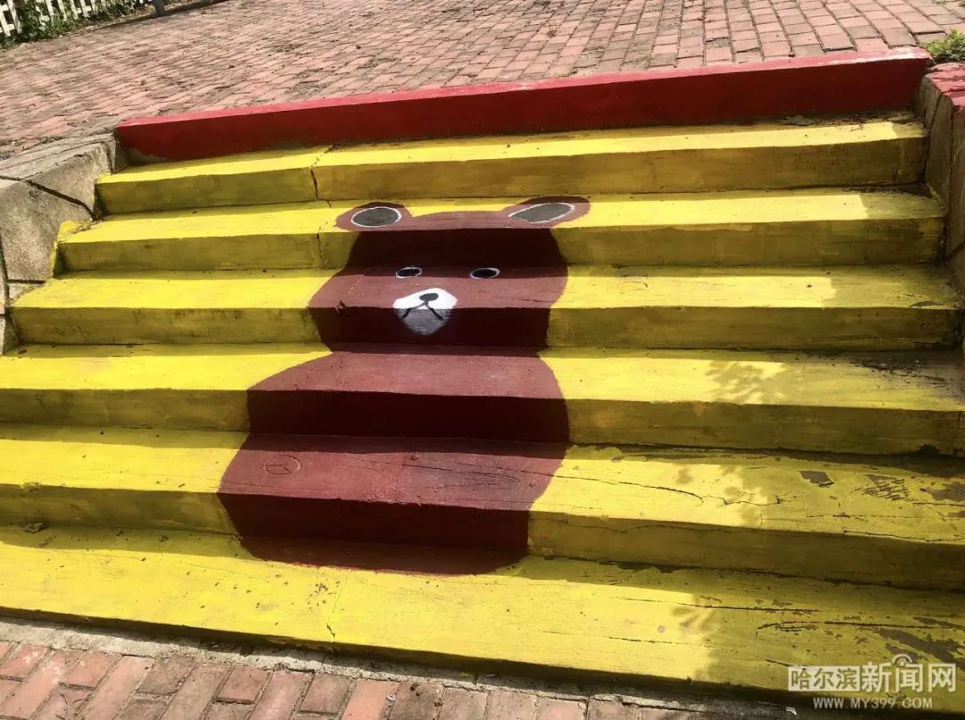 彩绘楼梯踏步美化小区环境这位老先生又出手了