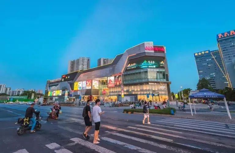 映月湖环宇城 映月湖环宇城内有各种美食,名优品牌 满足不同年龄的