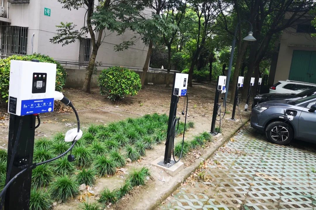 车)充电桩安装问题和充电桩安装后占车位问题,以及非机动车飞线充电