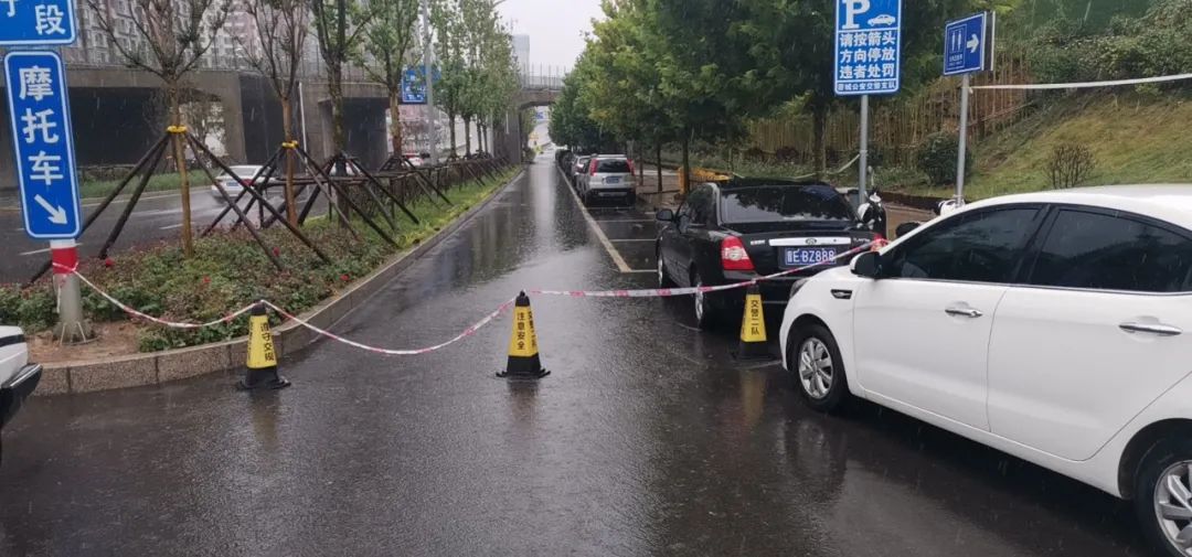 雨天守路人温馨提示雨天出行请注意交通安全