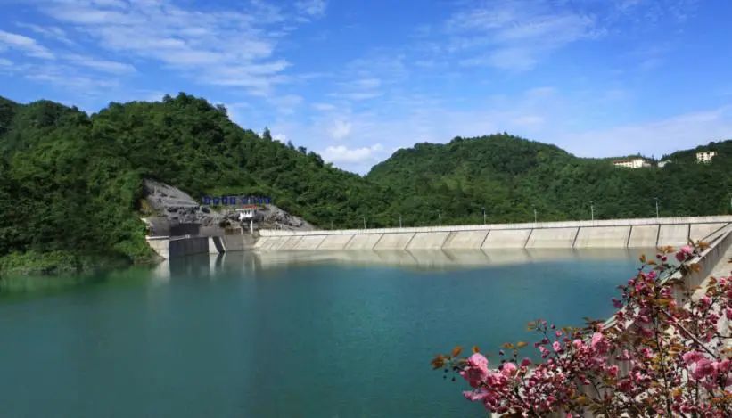 从重庆江北机场出发,一路向东,穿过接连的隧洞,驶过蜿蜒的山路,近4个
