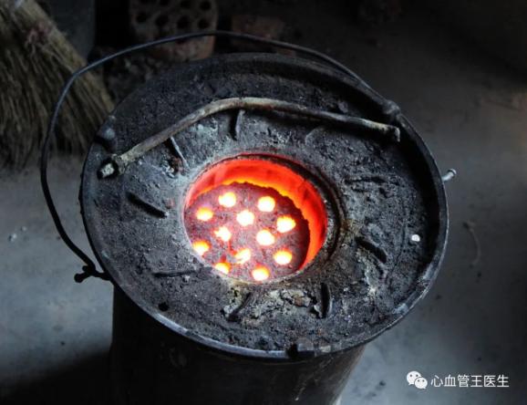 我爸,我妈,我哥在一个屋子睡觉,新盖的房子,很冷,只能把炉子搬到屋里