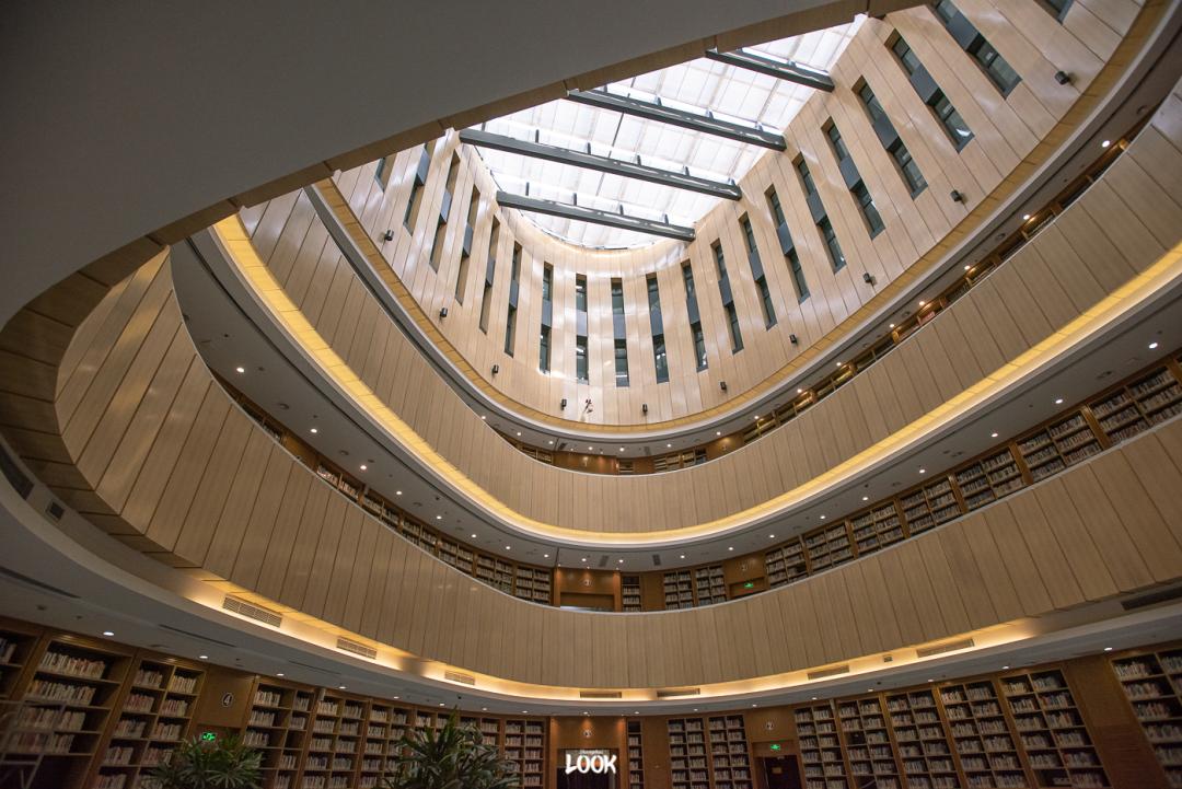 "位于上海大学东区的钱伟长图书馆看五所大学组成的青春画册开学在即