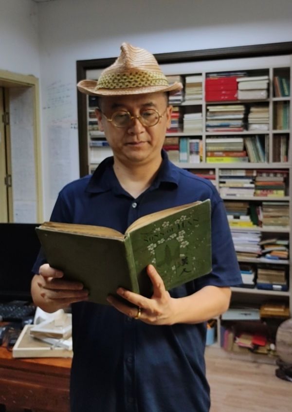 曾建新与他收藏的英文原版《汉人:中国人的生活和我们的传教故事》.