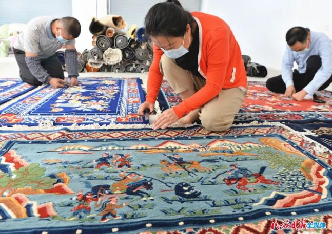 手工地毯是临夏的特色产品,织造技艺历史悠久,地毯一般通过纺纱,染色