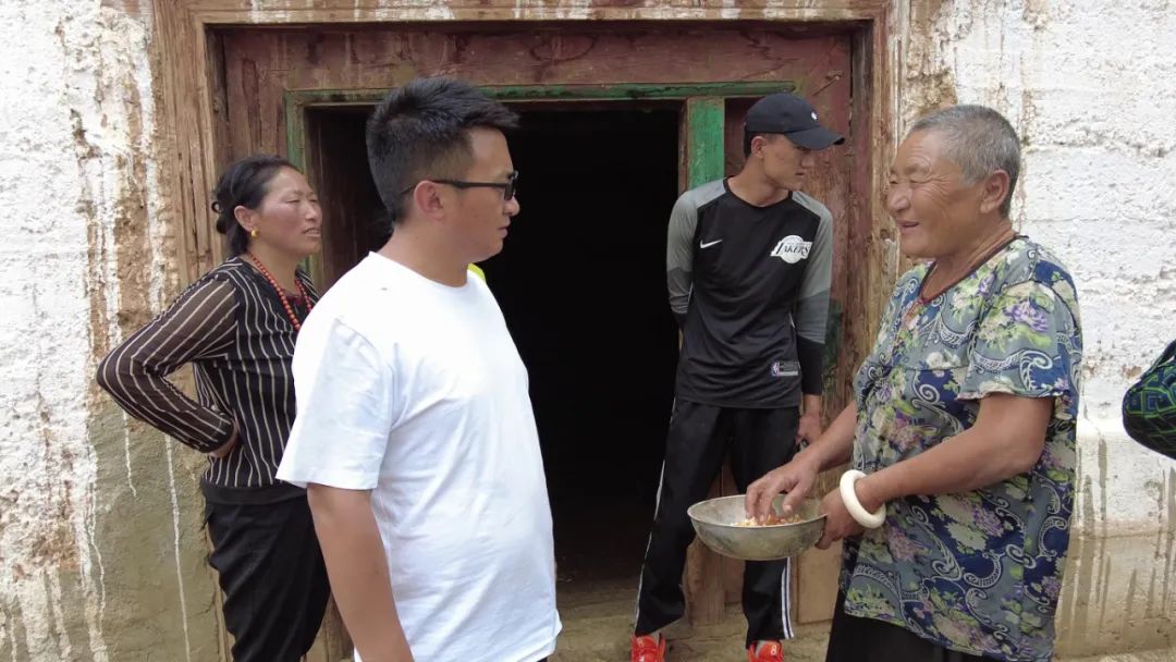 洞松乡乡长 罗扎"按照县委县政府发展特色农牧产业的总体的布局,县上