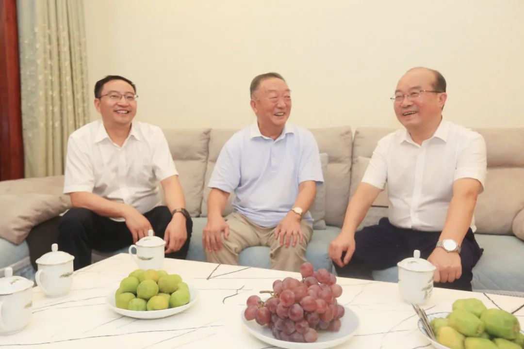 书记吴强在七星关看望了李效敬,吴学香,孙仁培,周长琦,吕开邦,禄绍康