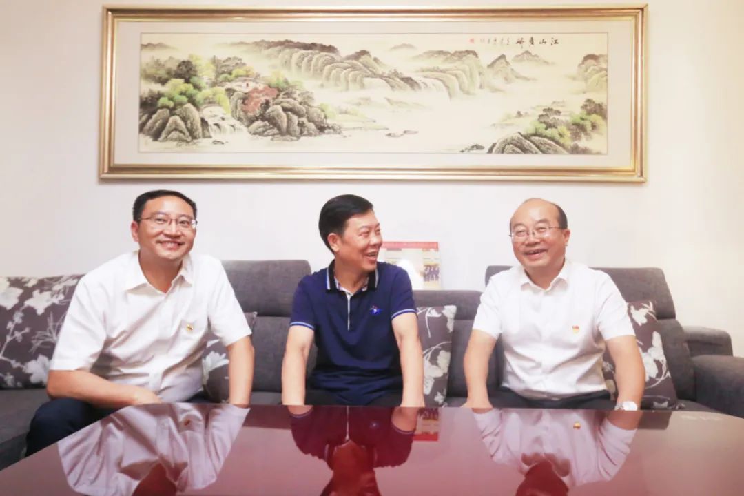 看望老同志吴安玉