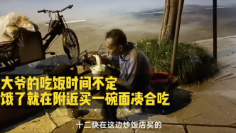 杭州深夜一位八旬老人仍在摆爆米花摊，这是他全部的收入来源
