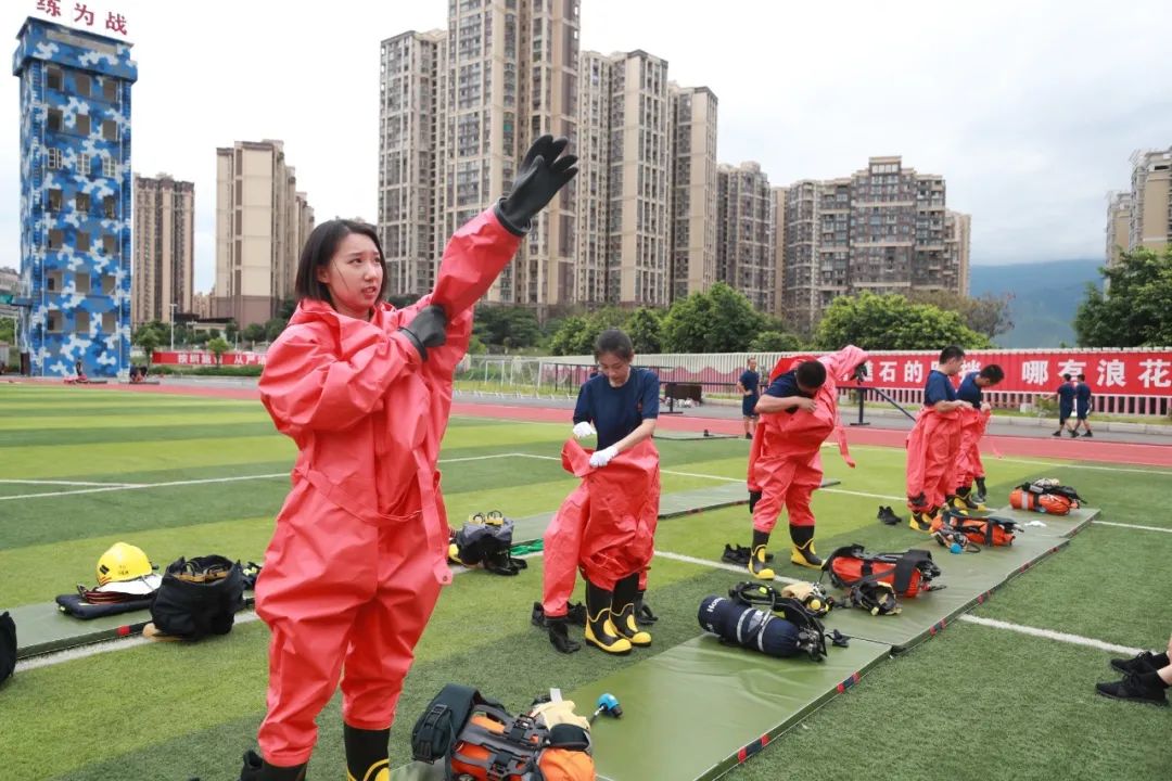 飒火焰蓝队伍里的95后消防女学员