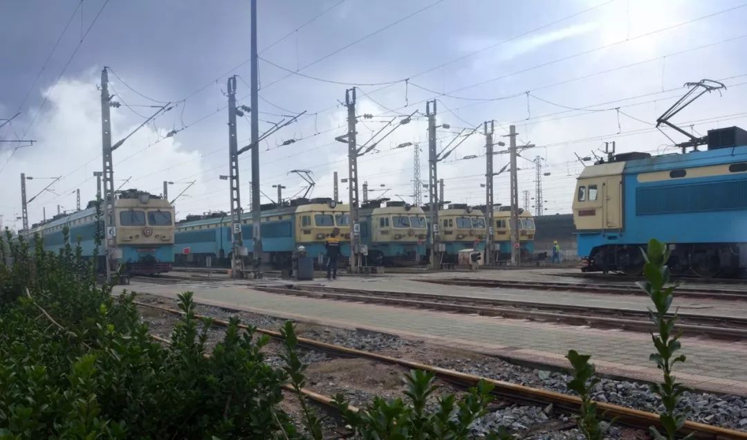 山间位于焦作市月山站上,下行直通场间新乡机务段九府坟整备场负责