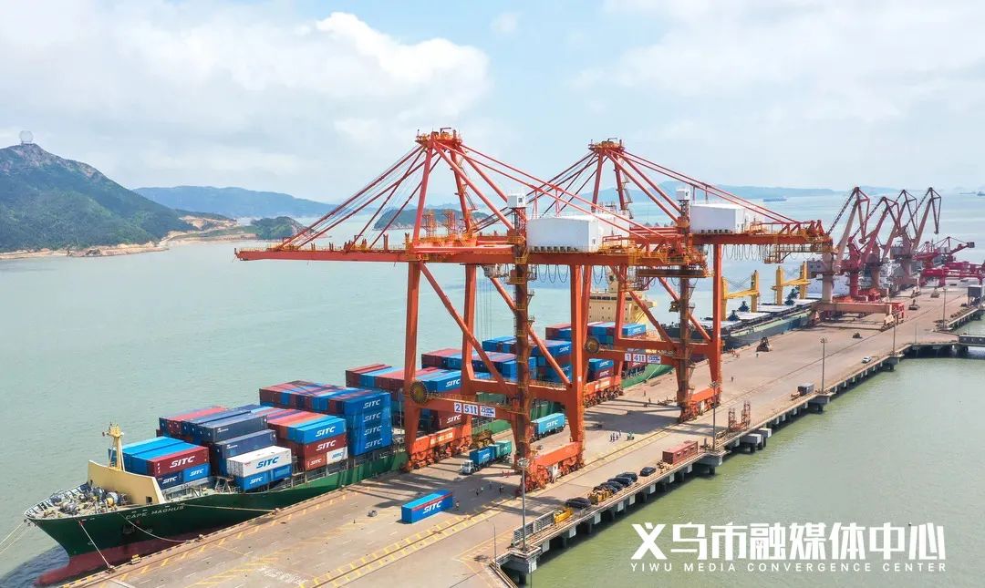 宁波舟山港之间的海铁联运班列就是义甬舟开放大通道建设的缩影目前