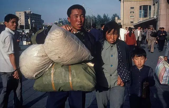 南京这些照片全面呈现了1985至2000年间处于转型期下中国百姓的日常